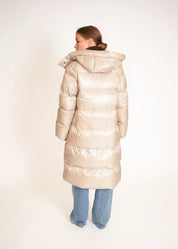 Langer Daunenmantel mit Kapuze