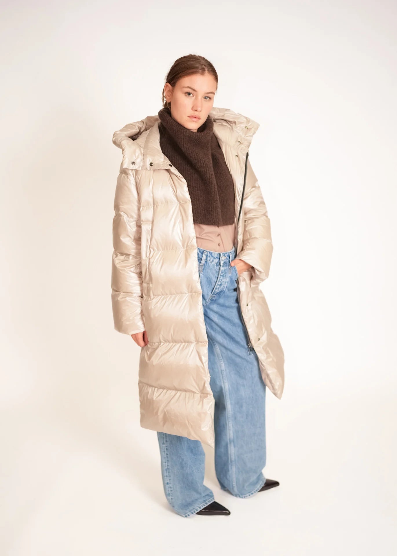 Langer Daunenmantel mit Kapuze