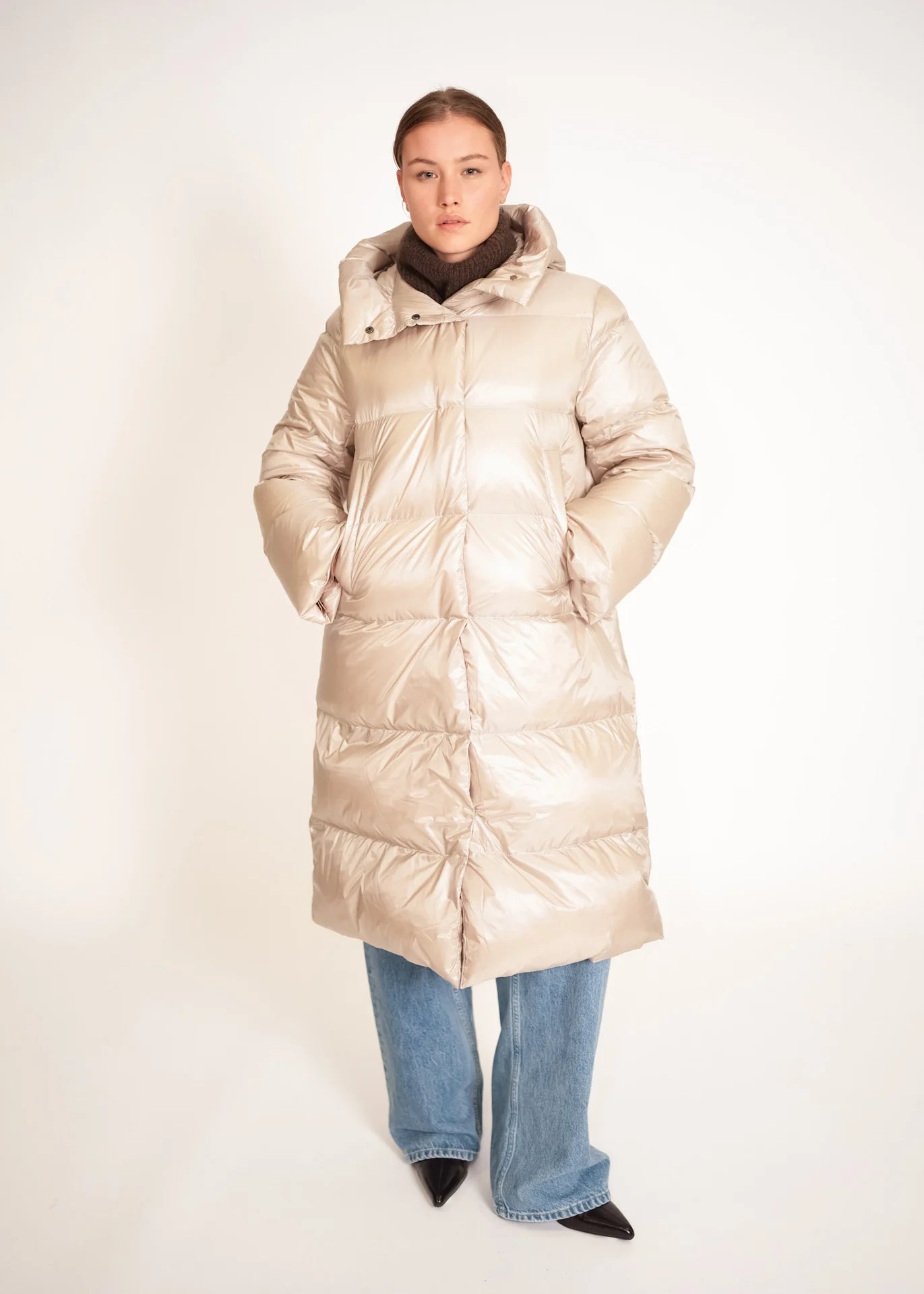 Langer Daunenmantel mit Kapuze