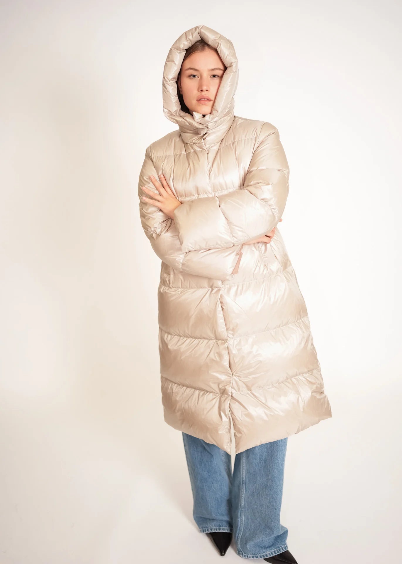 Langer Daunenmantel mit Kapuze