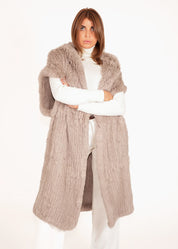 Ärmelloser Mantel aus Kaninchenfell