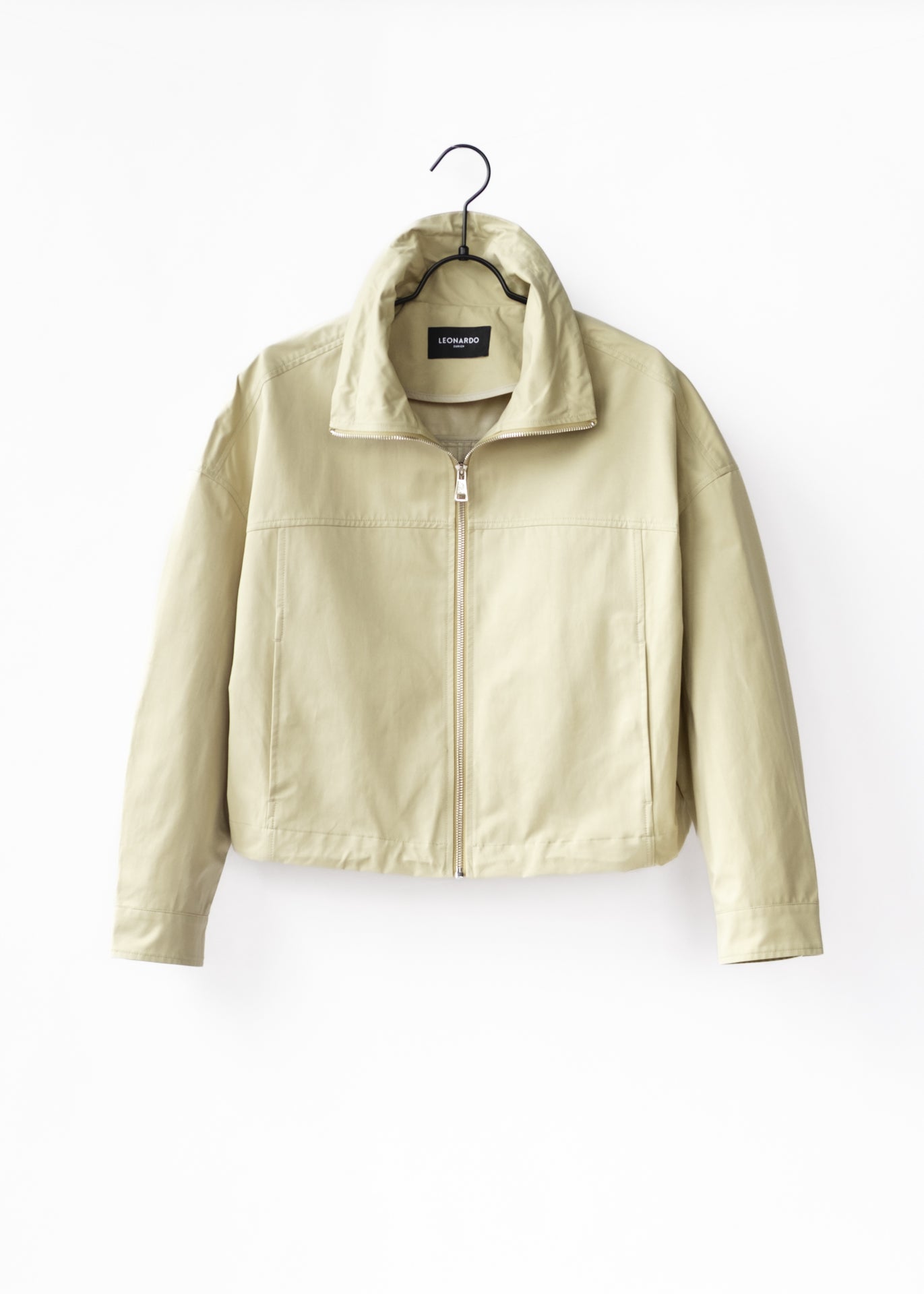 Lightweight jacket with collar