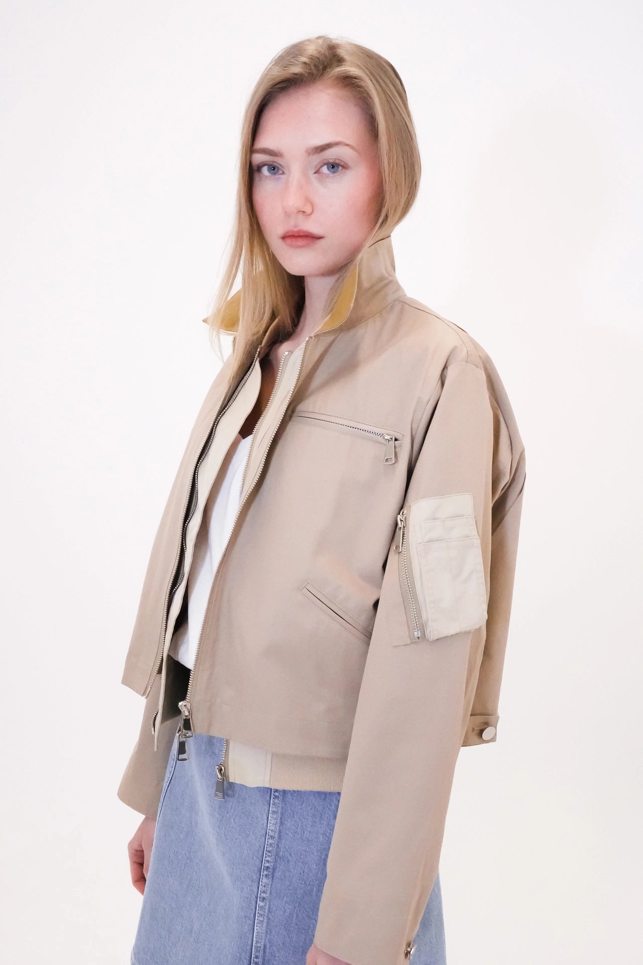 Lightweight jacket with collar