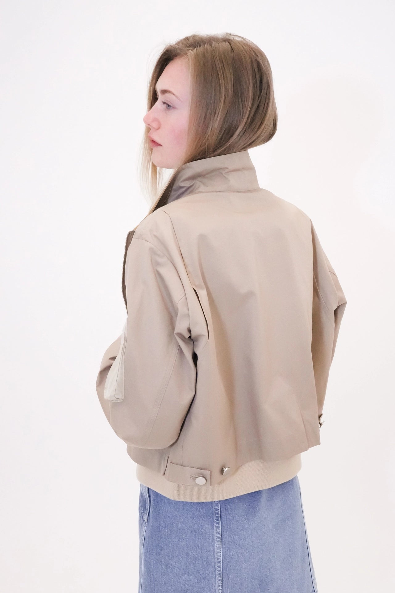 Lightweight jacket with collar