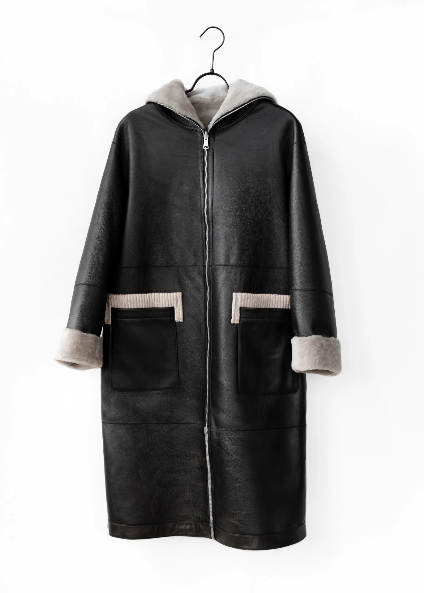 Manteau long en peau lainée à capuche