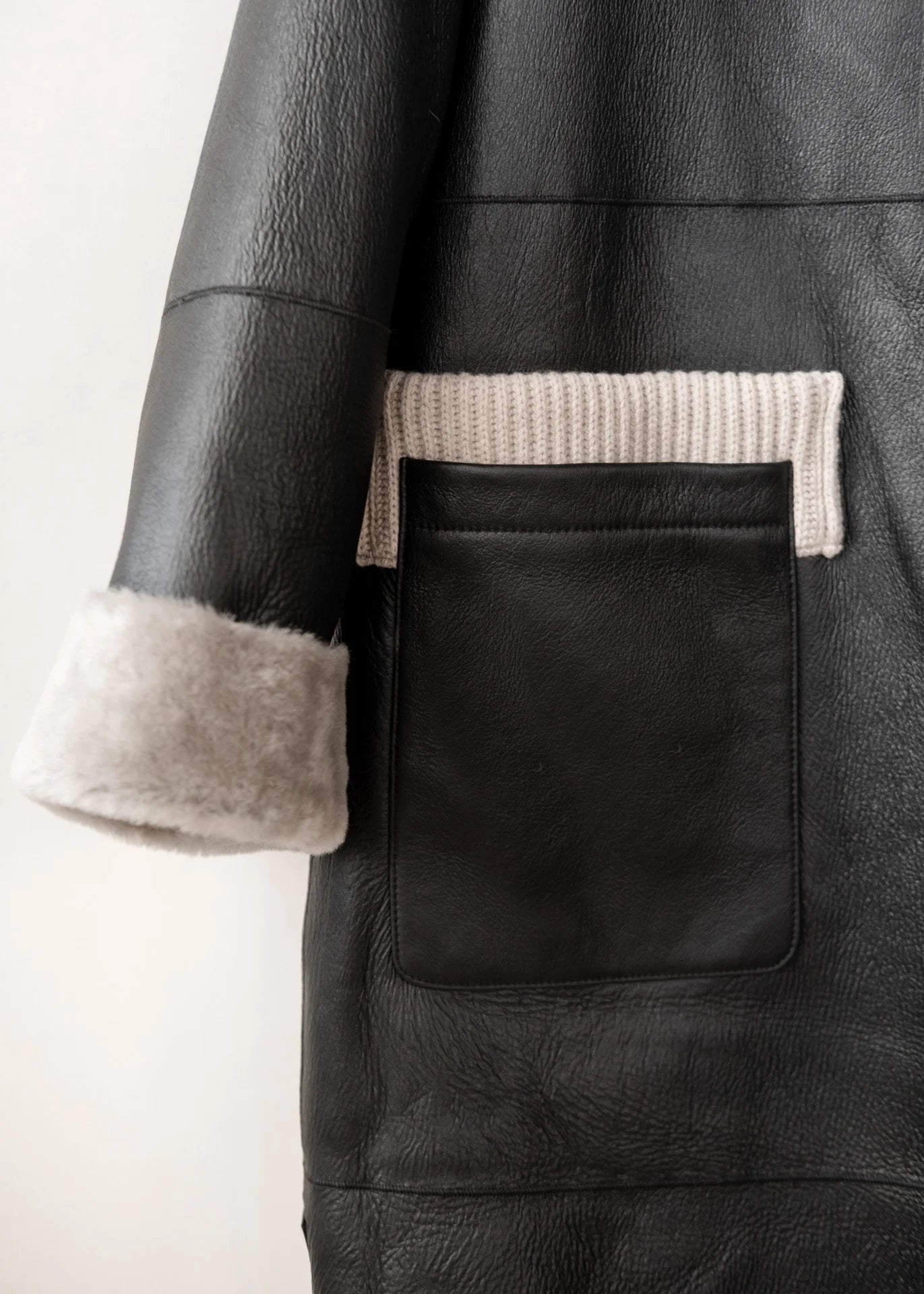 Manteau long en peau lainée à capuche