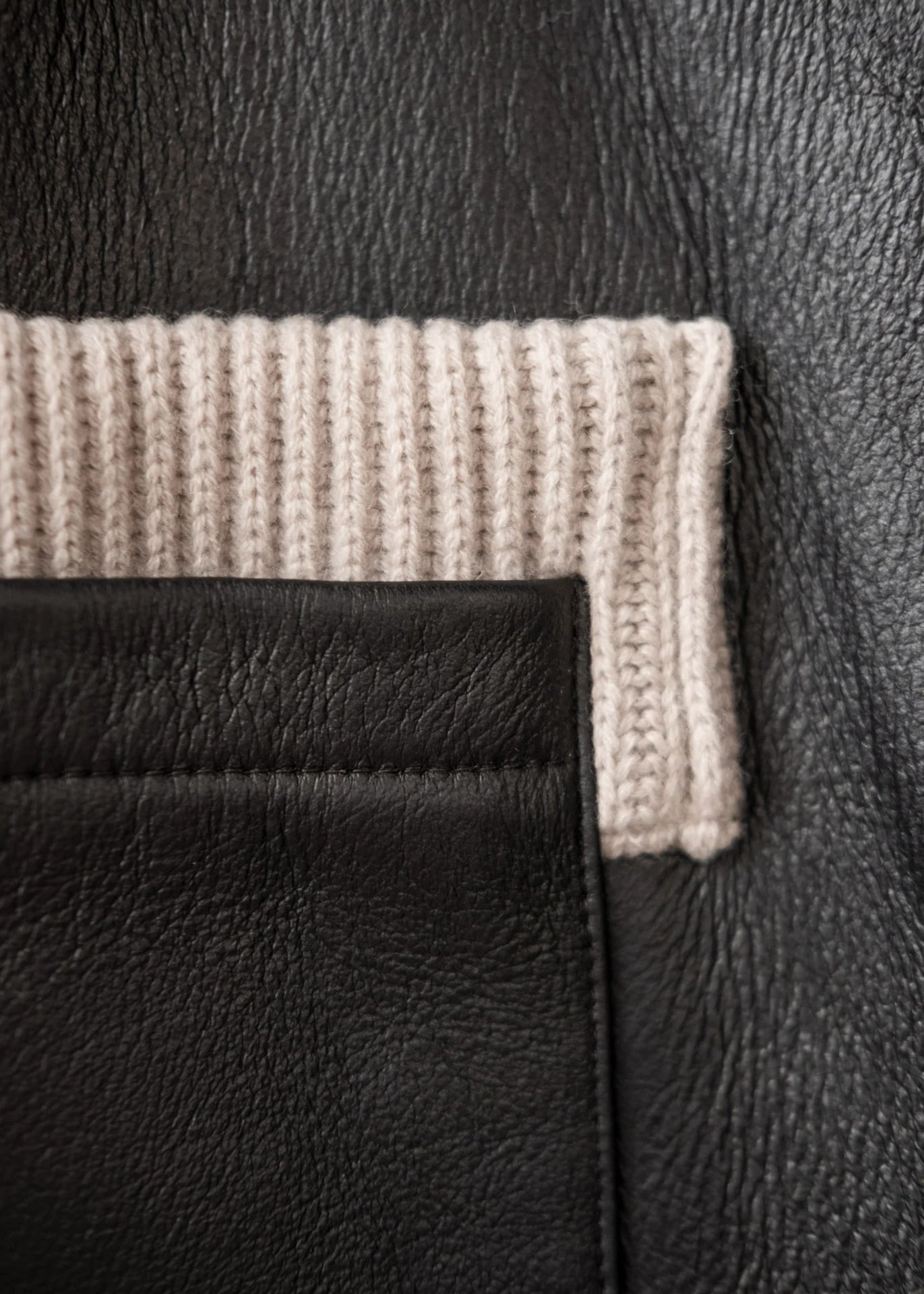 Manteau long en peau lainée à capuche