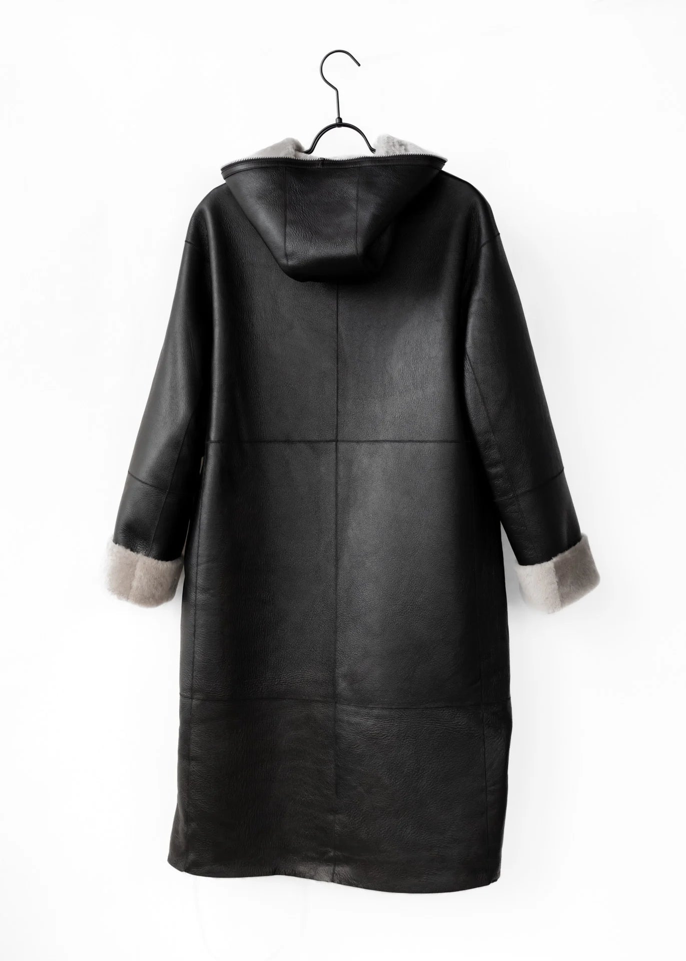 Manteau long en peau lainée à capuche