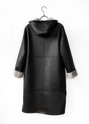 Manteau long en peau lainée à capuche