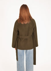 Wolljacke mit Bindegürtel