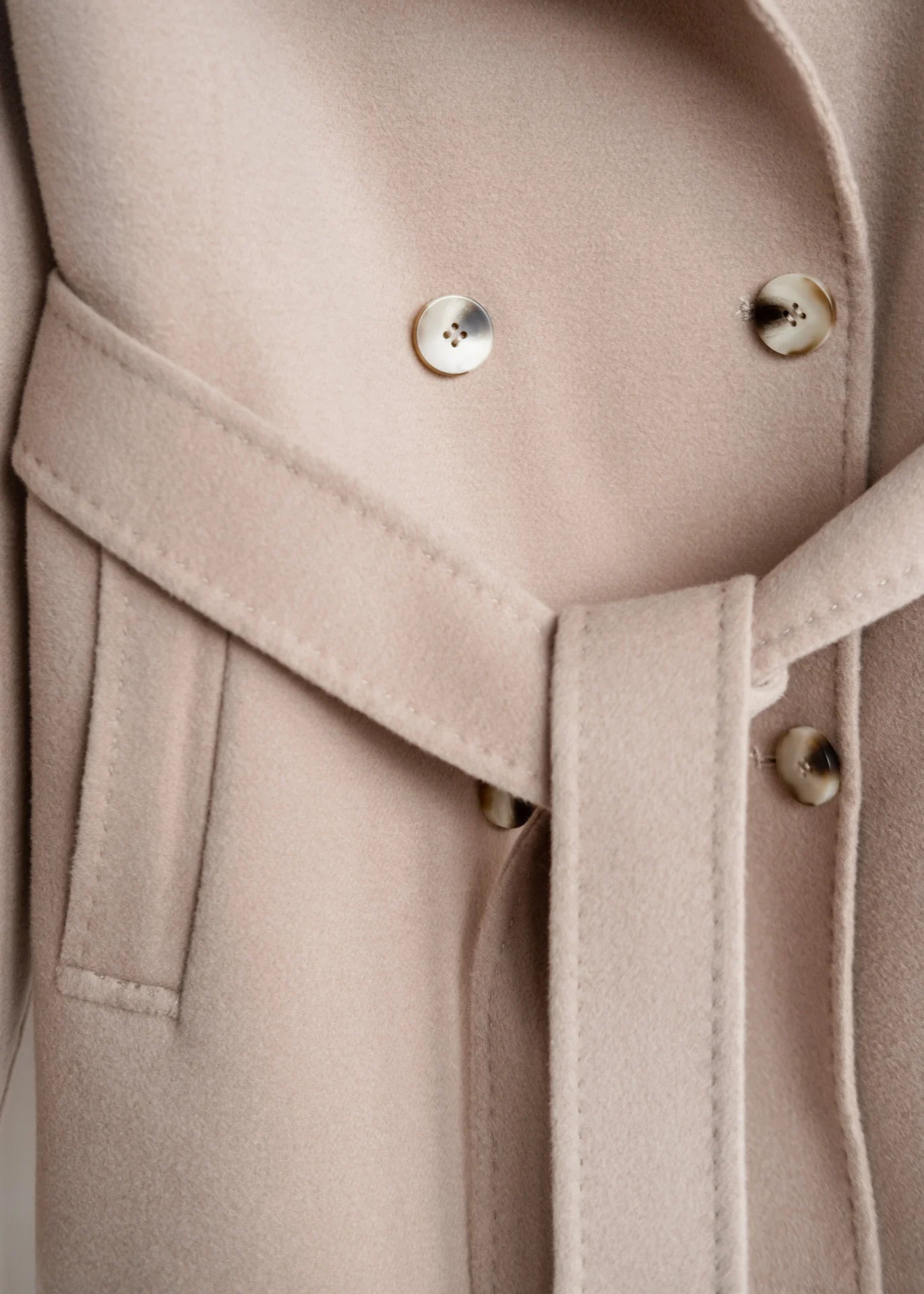 Wolljacke mit Bindegürtel