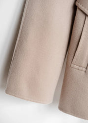 Wolljacke mit Bindegürtel