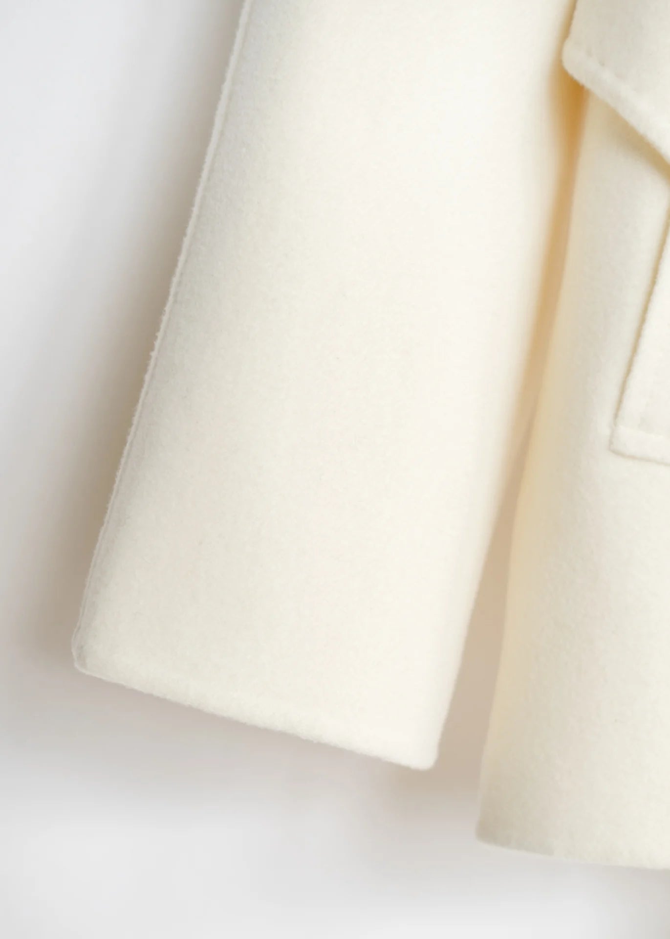 Wolljacke mit Bindegürtel