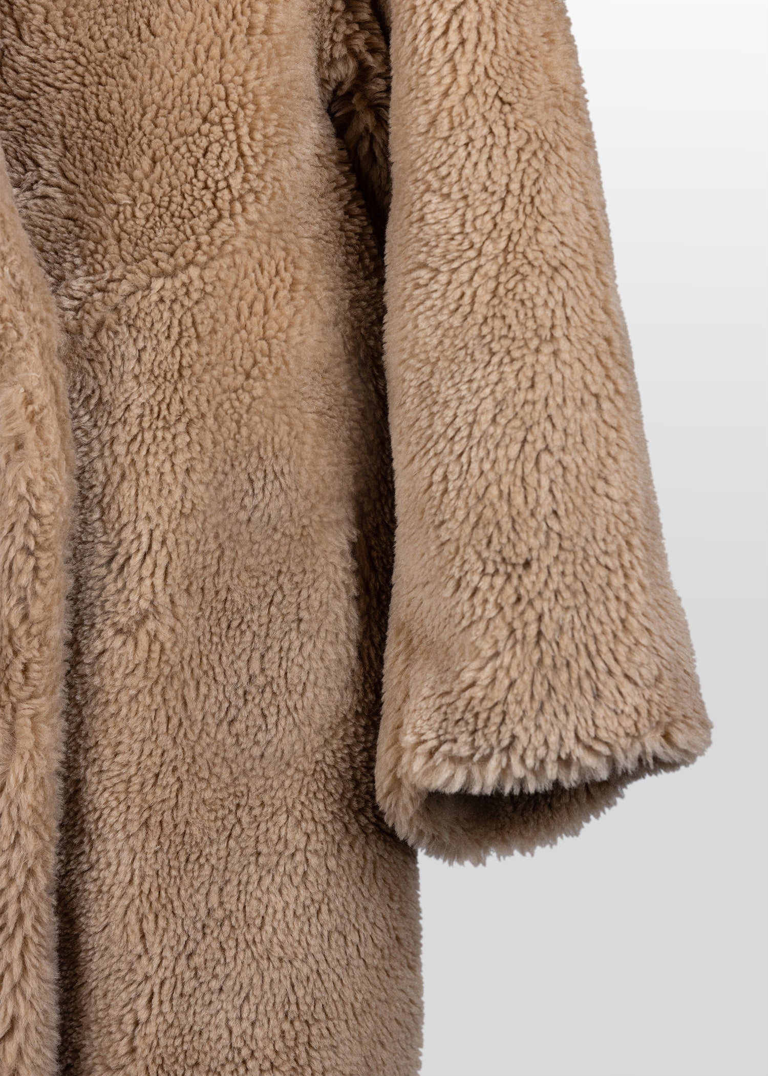Oversized Teddy Mantel