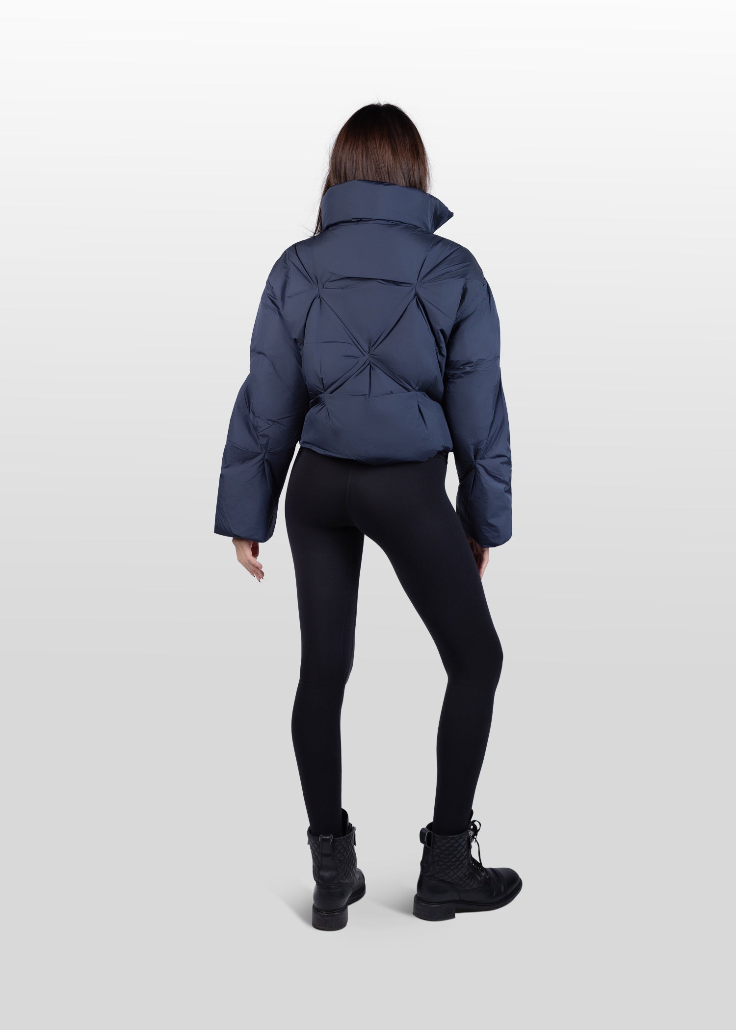 Kurze Daunenjacke mit hohem Kragen