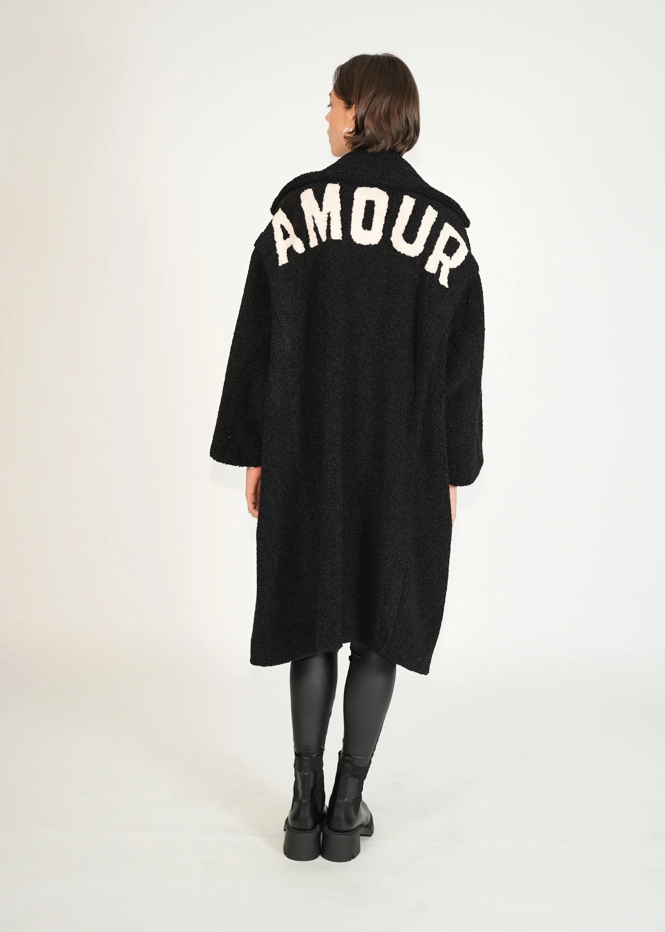 Oversized Teddy Mantel – Amour