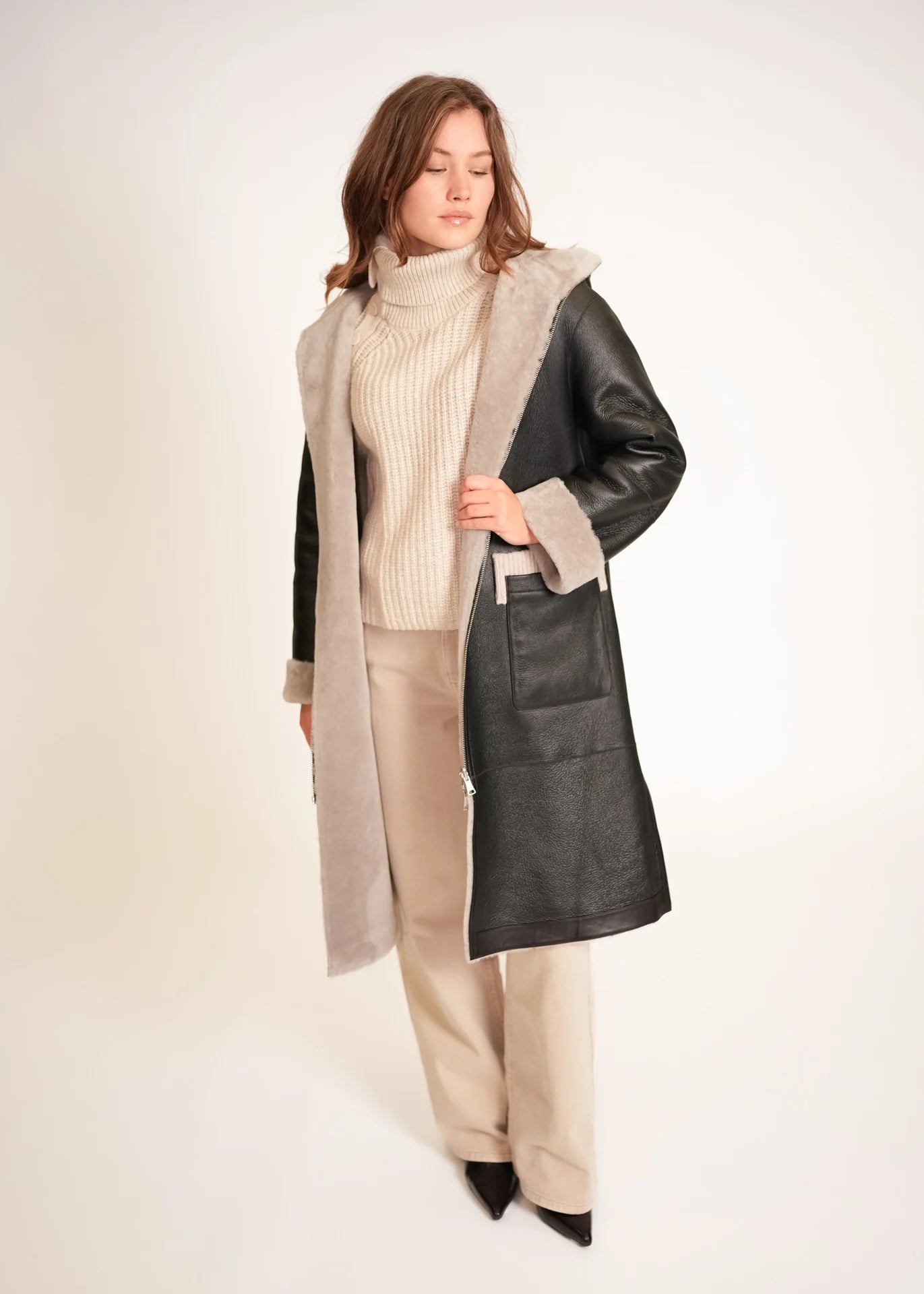 Manteau long en peau lainée à capuche