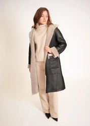 Manteau long en peau lainée à capuche