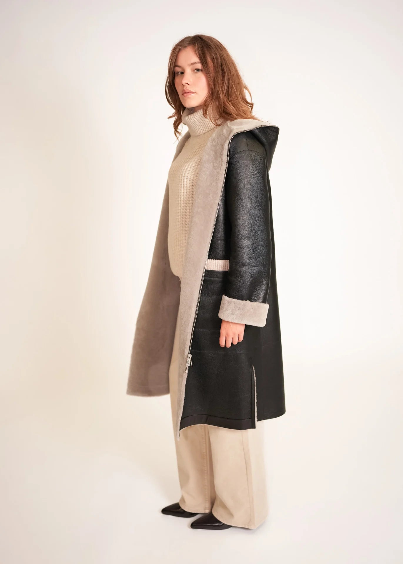 Manteau long en peau lainée à capuche