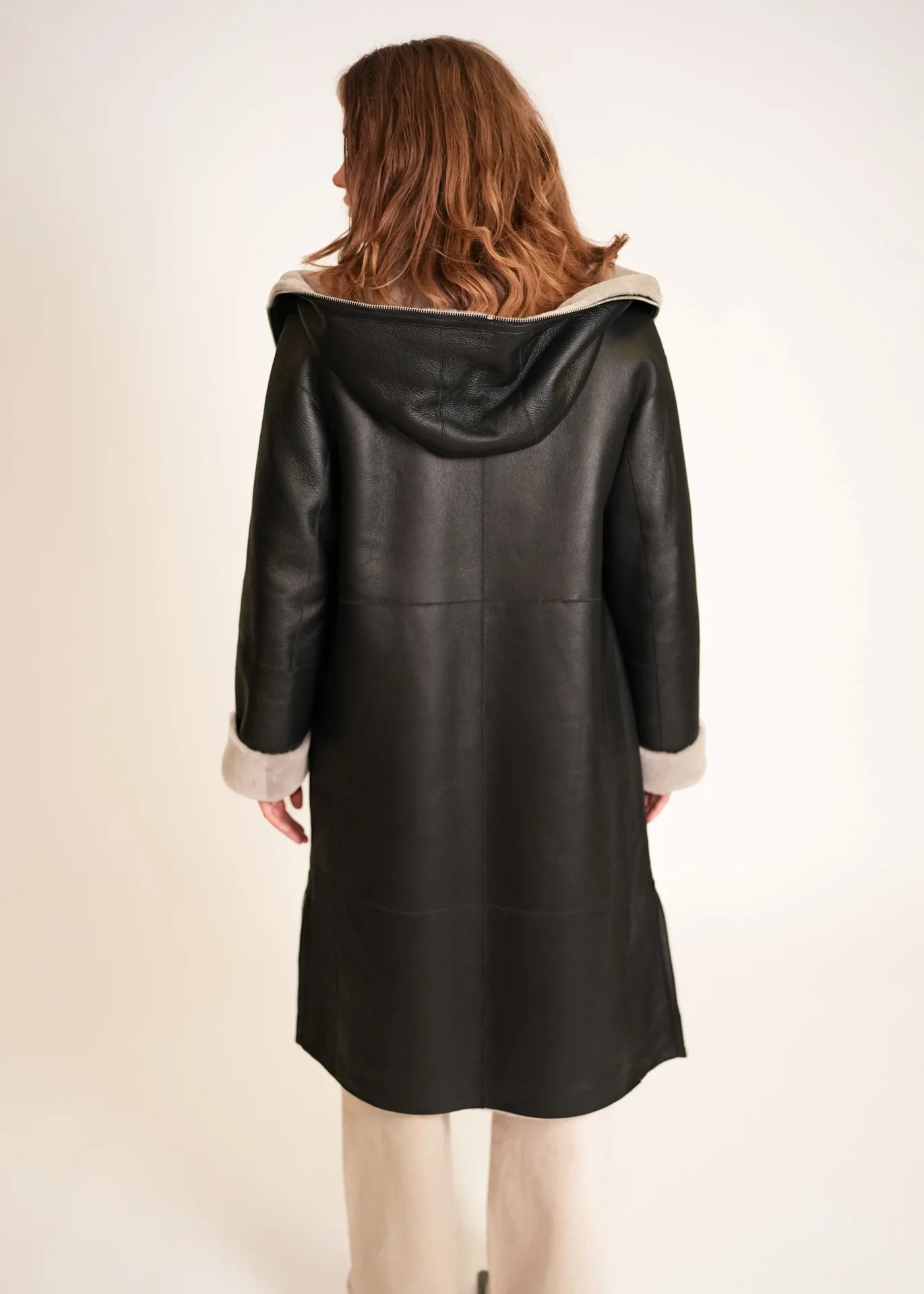 Manteau long en peau lainée à capuche