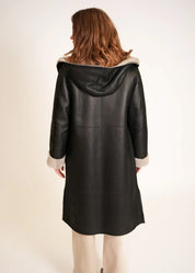 Manteau long en peau lainée à capuche