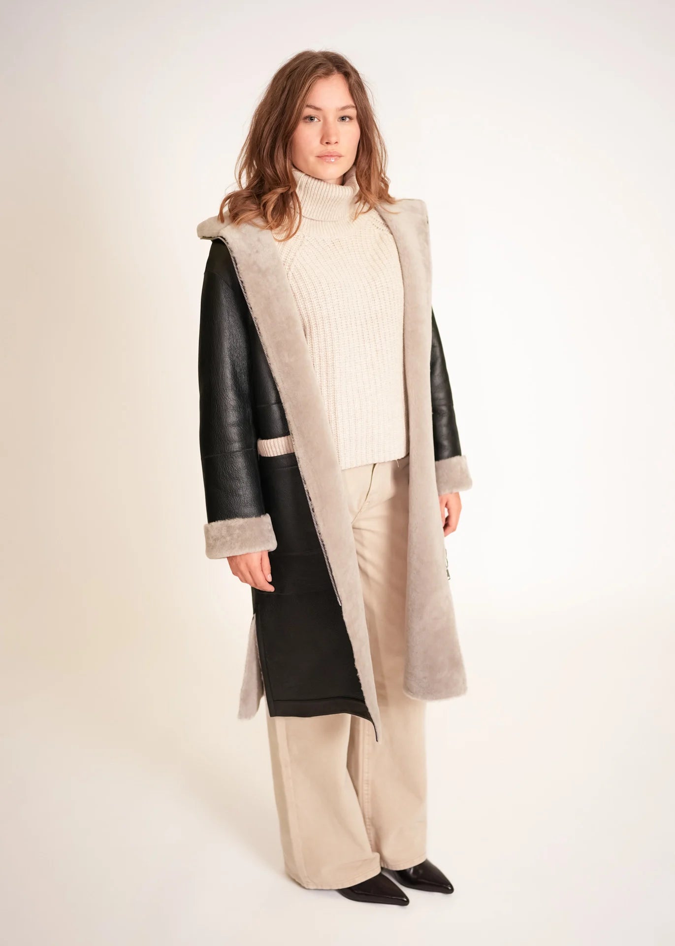 Manteau long en peau lainée à capuche