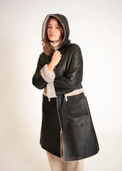 Manteau long en peau lainée à capuche