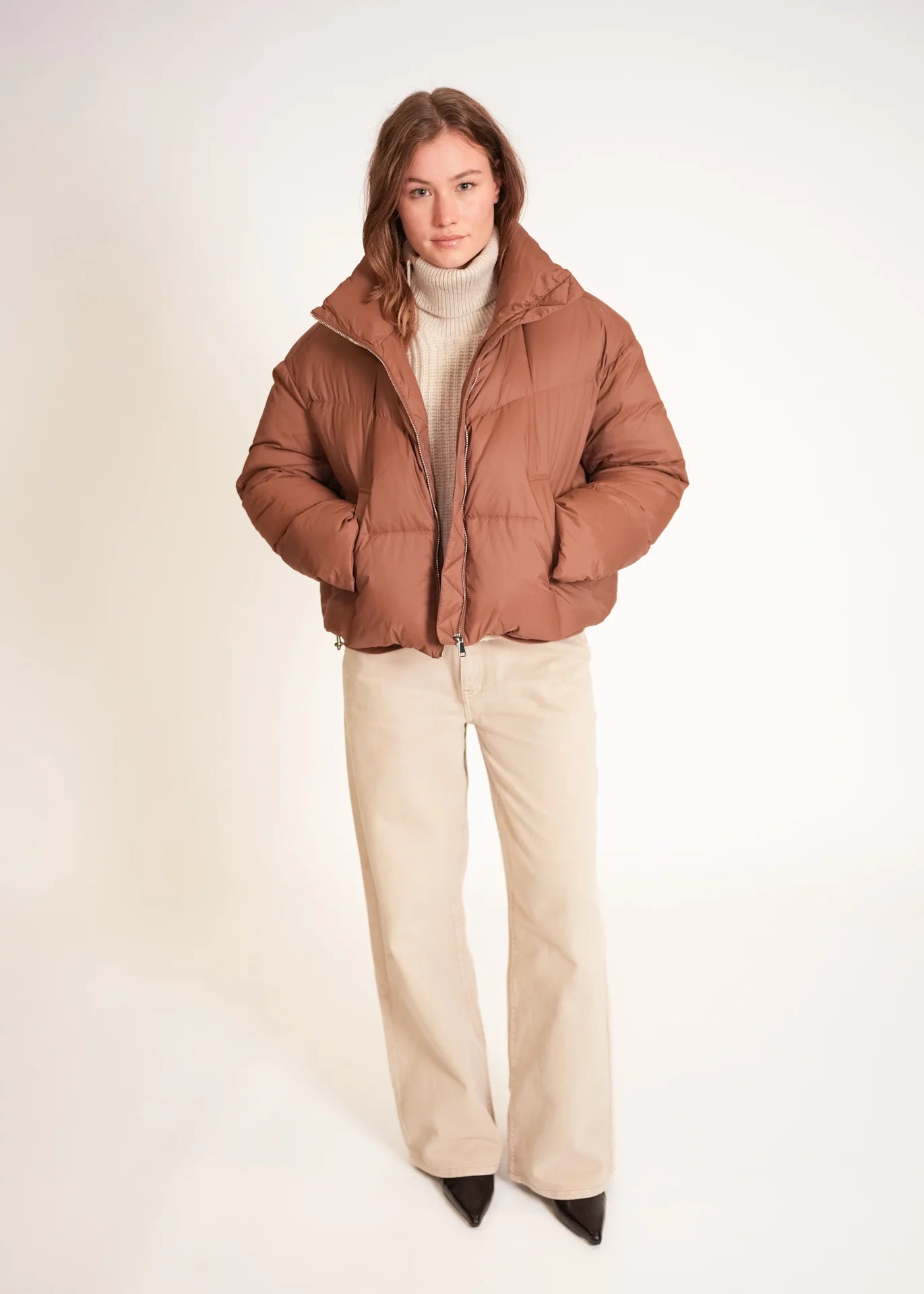 Kurze Daunenjacke mit hohem Kragen