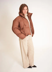 Kurze Daunenjacke mit hohem Kragen
