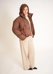 Kurze Daunenjacke mit hohem Kragen