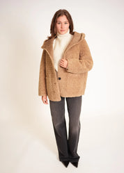 Lange Teddyjacke mit Kapuze