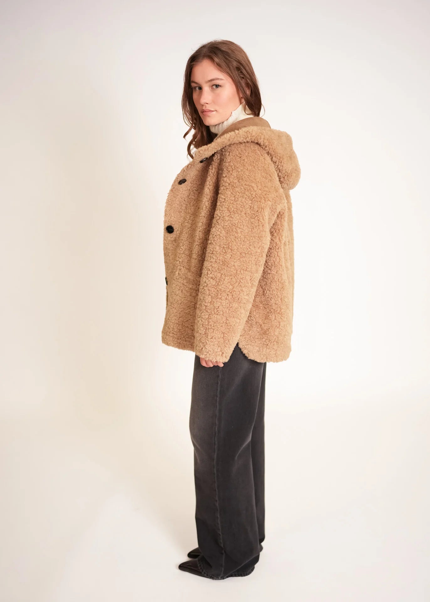 Lange Teddyjacke mit Kapuze