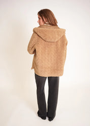 Lange Teddyjacke mit Kapuze