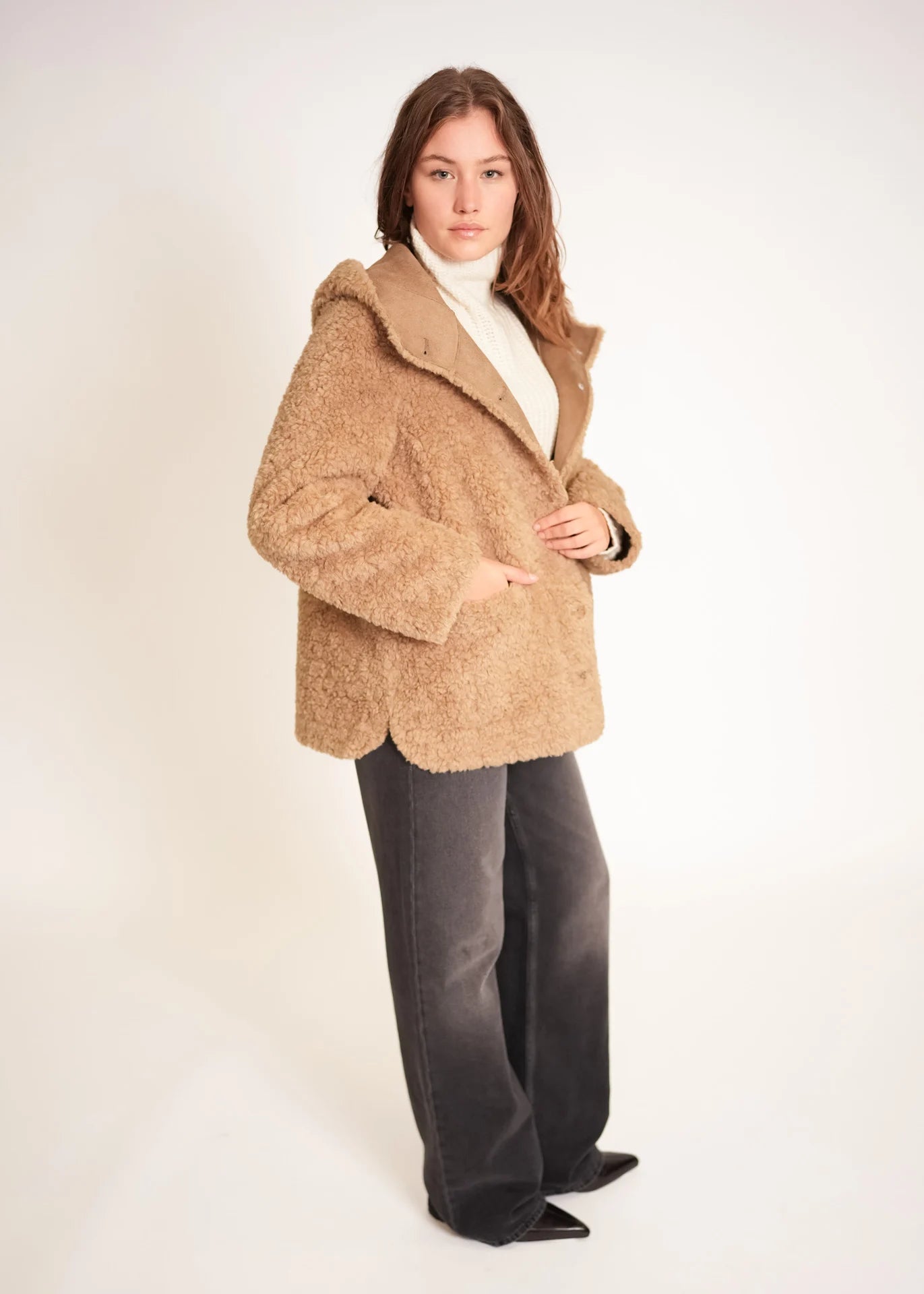 Lange Teddyjacke mit Kapuze
