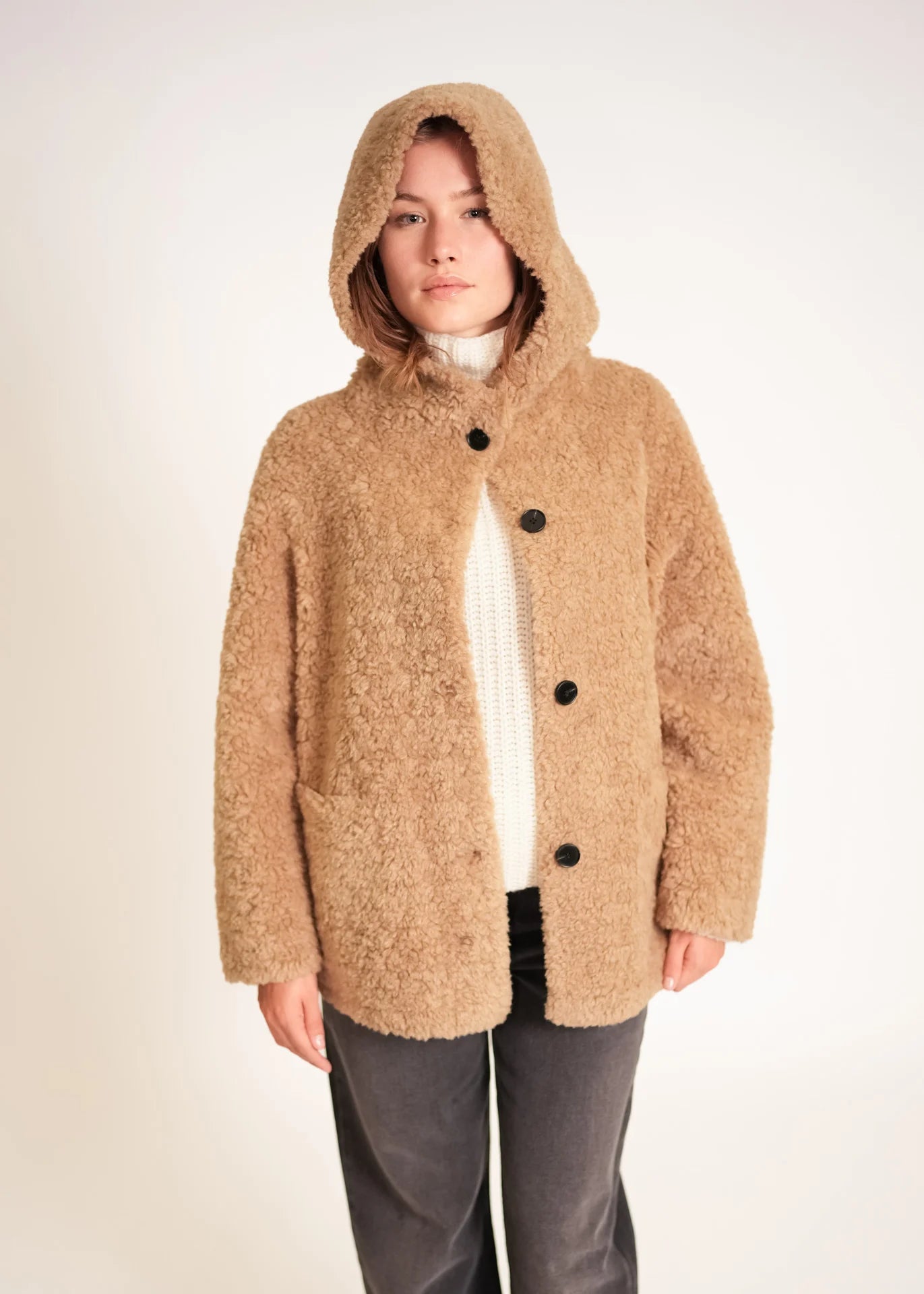 Lange Teddyjacke mit Kapuze