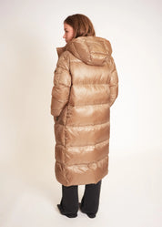 Langer Daunenmantel mit Kapuze