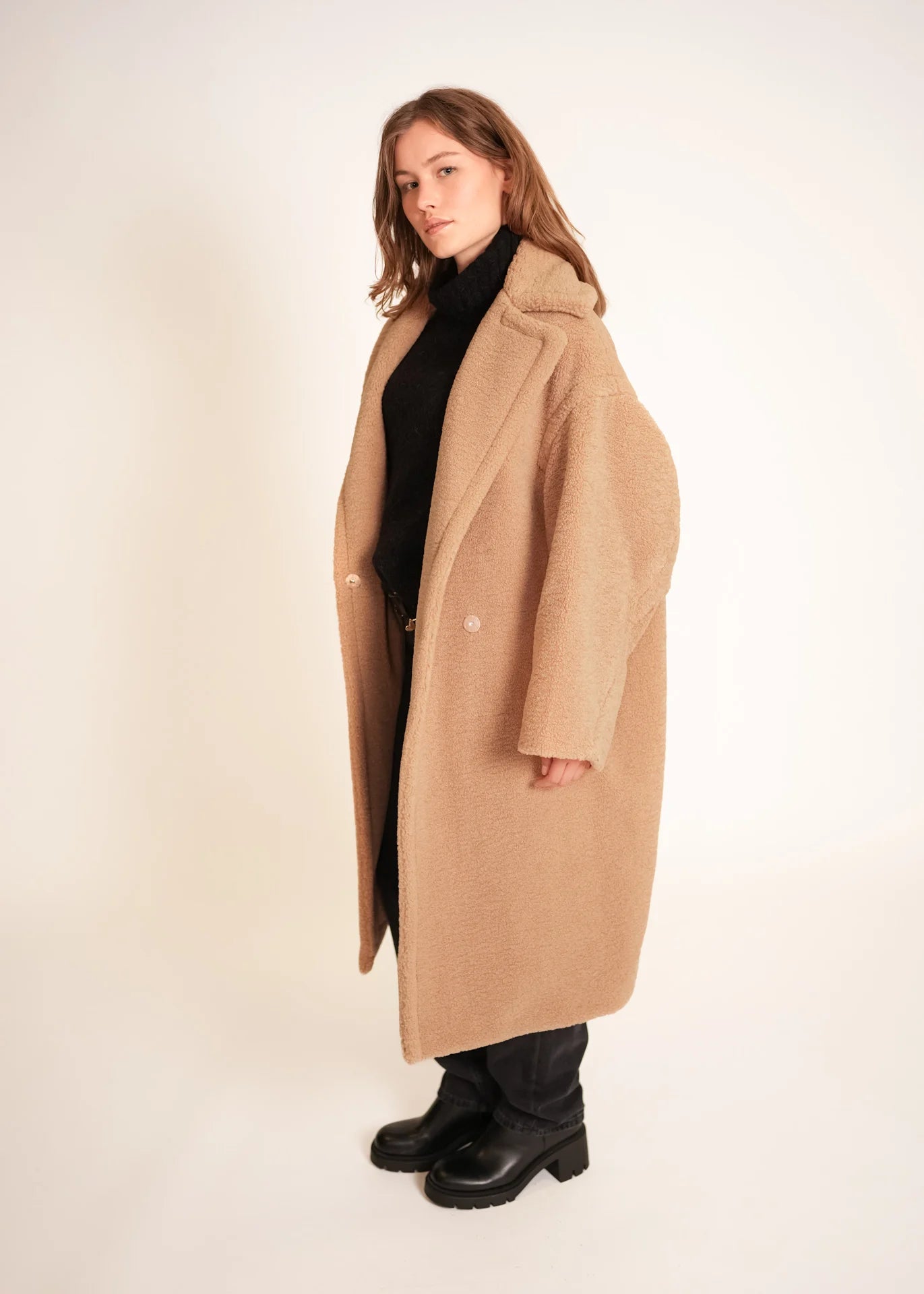 Oversized Teddy Mantel