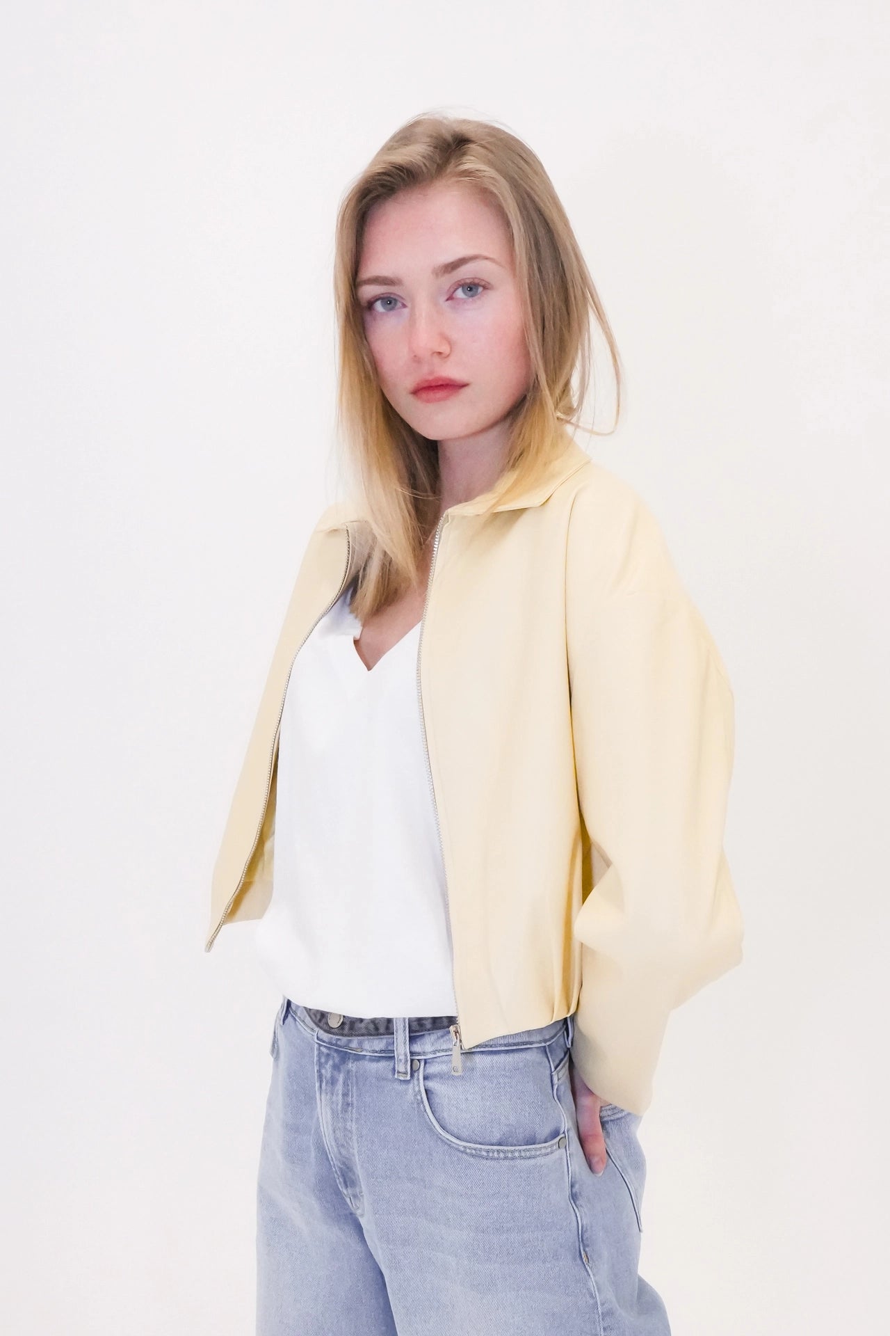 Veste courte en cuir vegan – Beurre – Leonardo Zürich